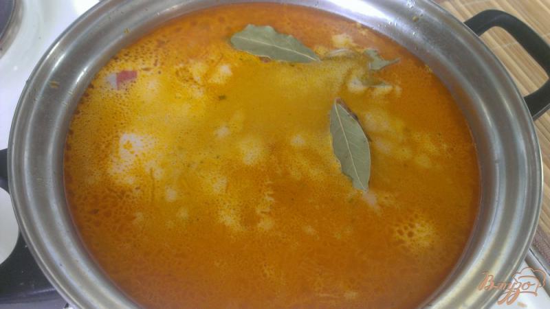 Фото приготовление рецепта: Сырный суп с колбасой шаг №16