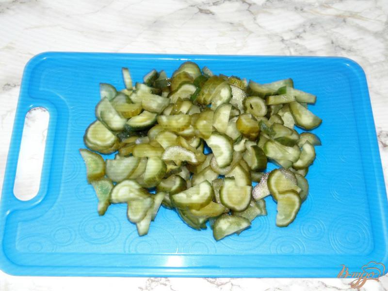 Фото приготовление рецепта: Салат из малосольных огурцов, сладкого перца и черной фасоли шаг №2