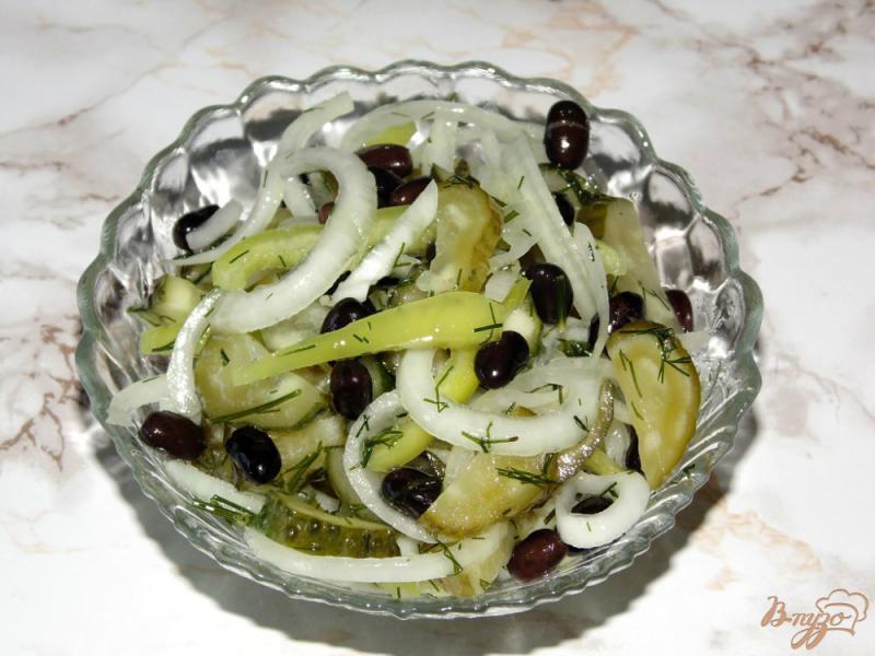 Фото приготовление рецепта: Салат из малосольных огурцов, сладкого перца и черной фасоли шаг №5
