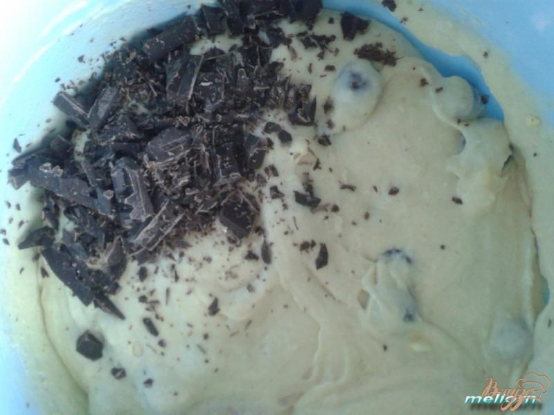 Фото приготовление рецепта: Кексы с Изабеллой и шоколадом шаг №4