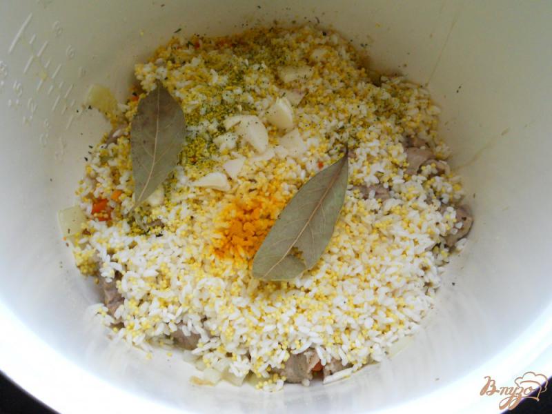 Фото приготовление рецепта: Рисово-пшенная каша с мясом в мультиварке шаг №5