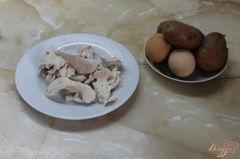 Фото приготовление рецепта: Окрошка на курином бульоне из куриным филе и копченой колбасой шаг №1