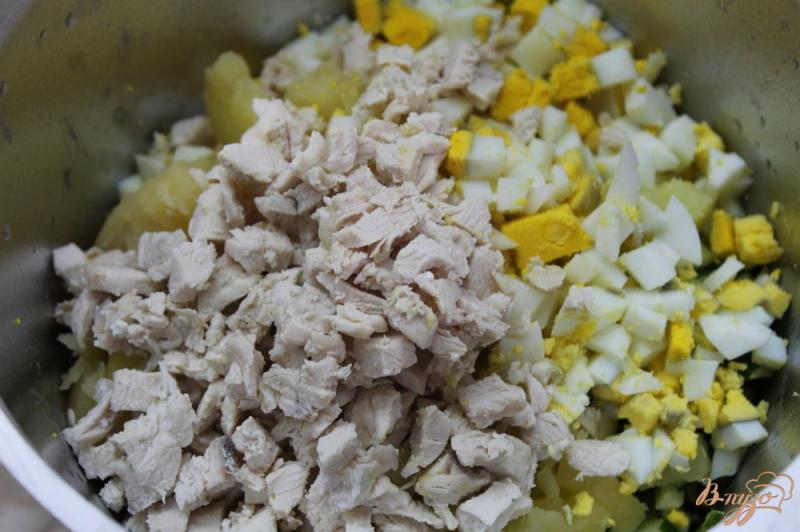 Фото приготовление рецепта: Окрошка на курином бульоне из куриным филе и копченой колбасой шаг №4