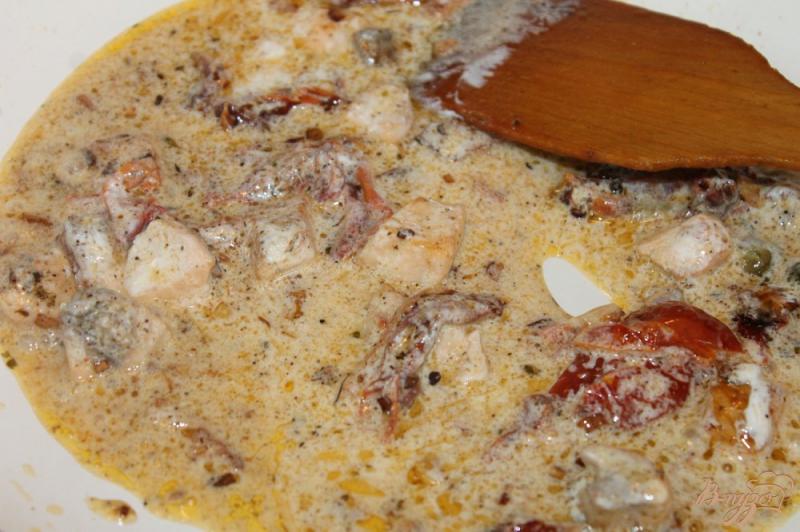 Фото приготовление рецепта: Паста в сливочном соусе из лосося и вяленых томатов шаг №7