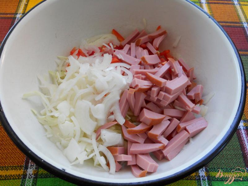 Фото приготовление рецепта: Капустный салат с колбасой и свежим огурцом шаг №2