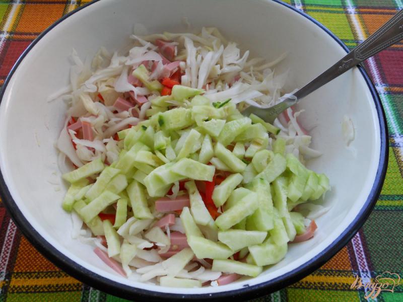 Фото приготовление рецепта: Капустный салат с колбасой и свежим огурцом шаг №3