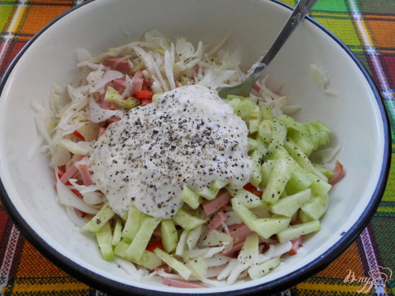 Фото приготовление рецепта: Капустный салат с колбасой и свежим огурцом шаг №5