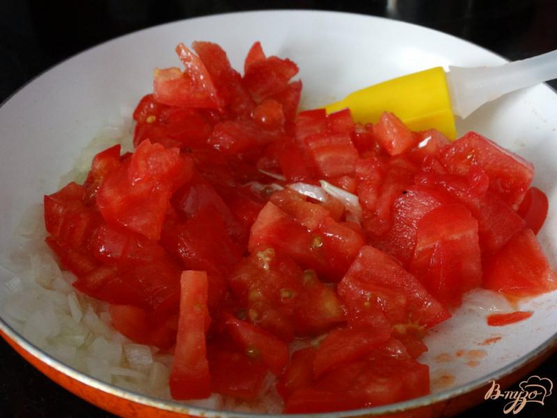 Фото приготовление рецепта: Букатини в томатном соусе с сосиками шаг №3