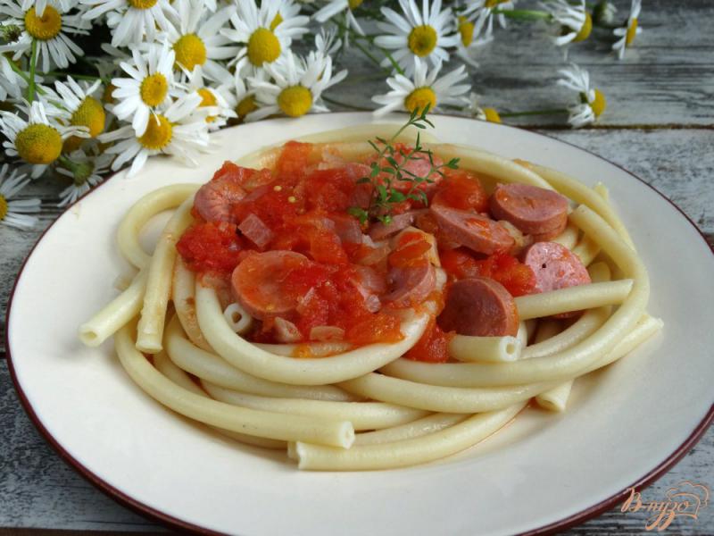 Фото приготовление рецепта: Букатини в томатном соусе с сосиками шаг №5