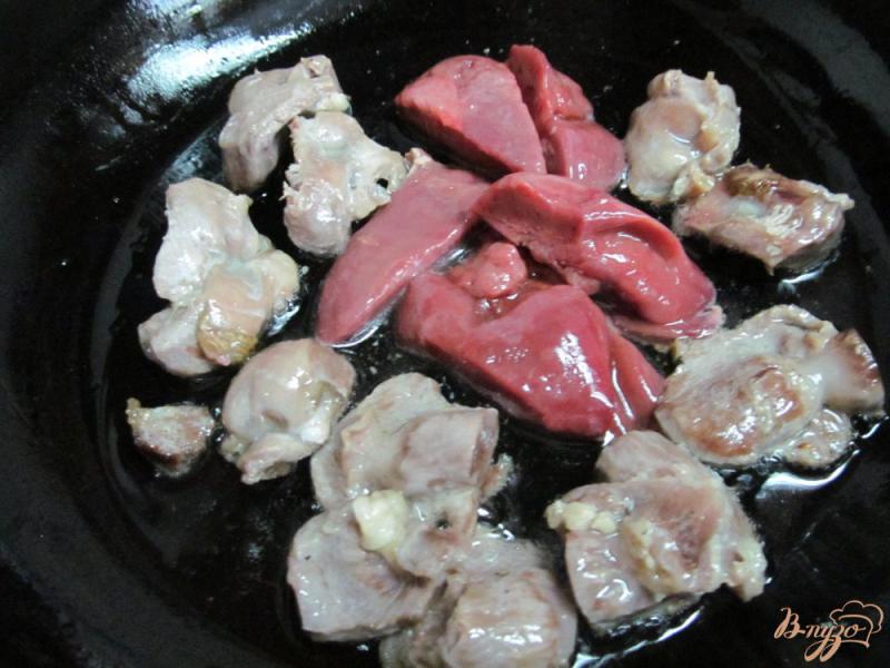 Фото приготовление рецепта: Овощное рагу с куриными потрохами шаг №2