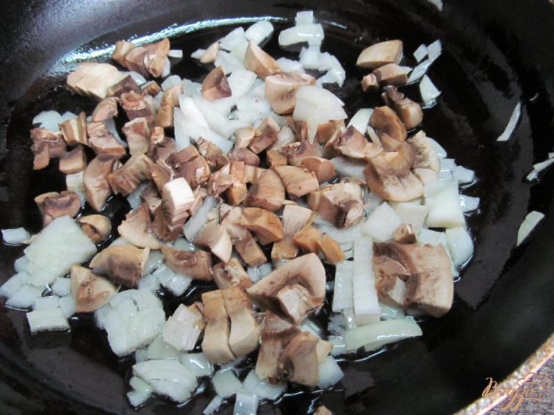Фото приготовление рецепта: Свекольный салат с грибами и черносливом шаг №1