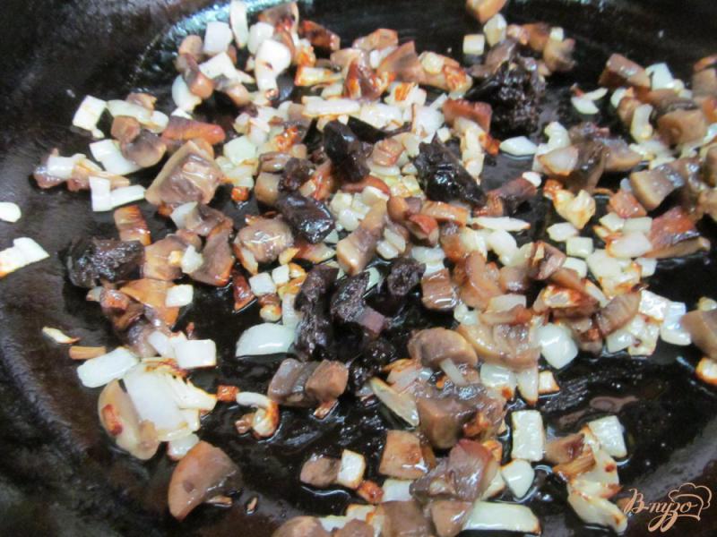 Фото приготовление рецепта: Свекольный салат с грибами и черносливом шаг №2