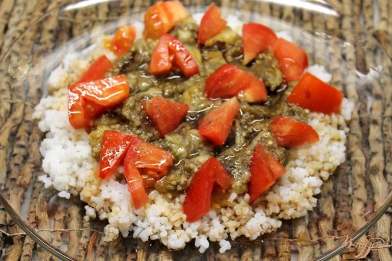 Фото приготовление рецепта: Рис с печеными баклажанами и помидорами шаг №6