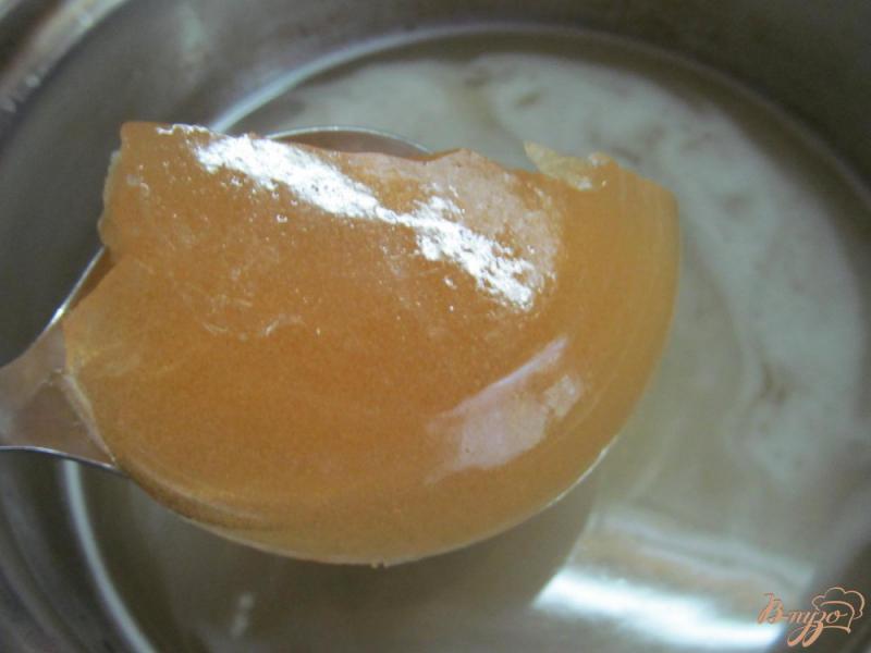 Фото приготовление рецепта: Заливное из курицы с яйцом шаг №4