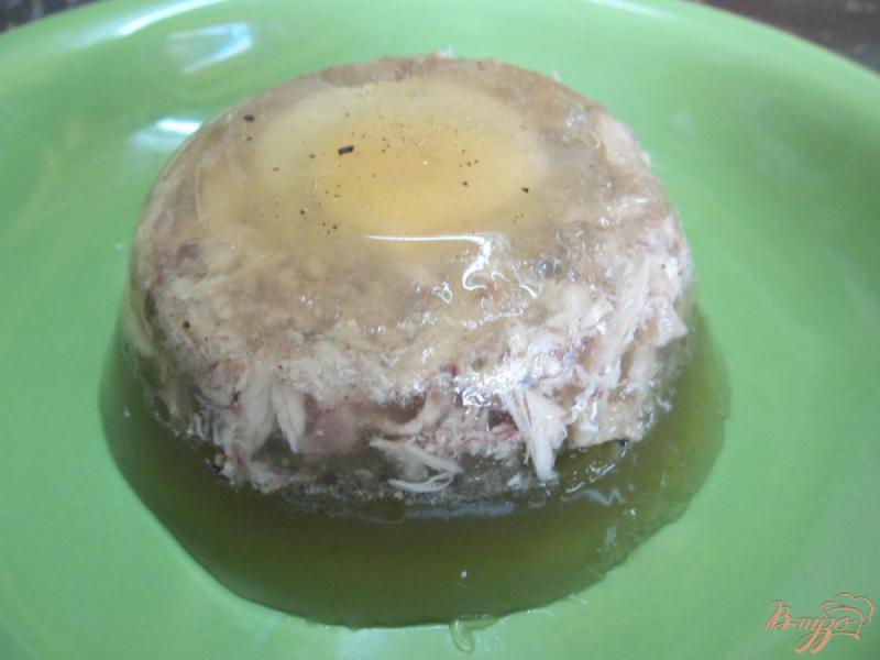 Фото приготовление рецепта: Заливное из курицы с яйцом шаг №10