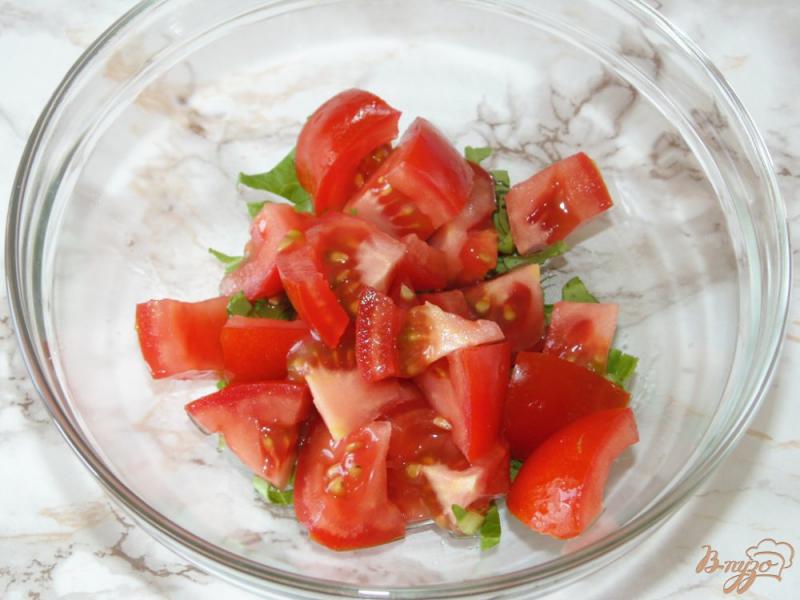 Фото приготовление рецепта: Салат из помидоров с полукопченой колбасой шаг №2