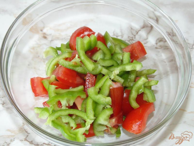 Фото приготовление рецепта: Салат из помидоров с полукопченой колбасой шаг №3