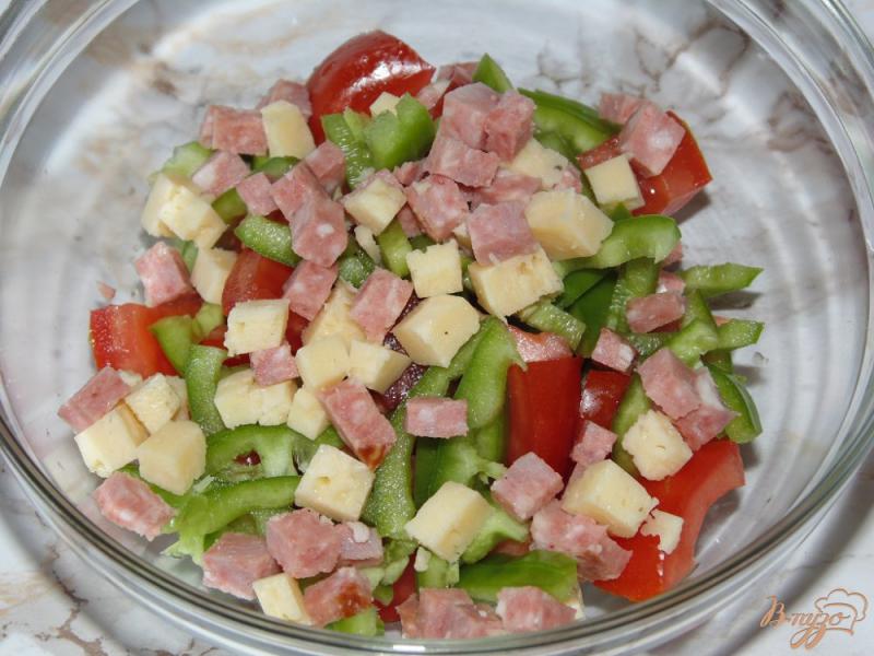Фото приготовление рецепта: Салат из помидоров с полукопченой колбасой шаг №4