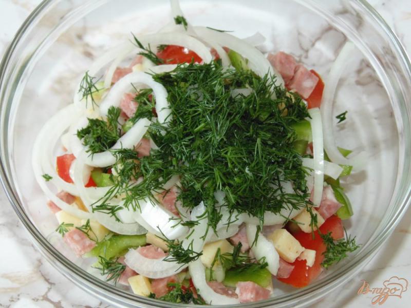 Фото приготовление рецепта: Салат из помидоров с полукопченой колбасой шаг №5