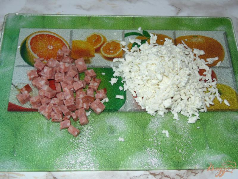 Фото приготовление рецепта: Омлет с мягким сыром и полукопченой колбасой в микроволновке шаг №1