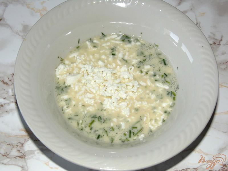 Фото приготовление рецепта: Омлет с мягким сыром и полукопченой колбасой в микроволновке шаг №3