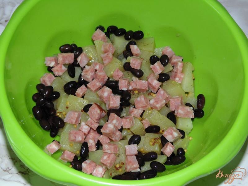 Фото приготовление рецепта: Картофельный салат с полукопченой колбасой и черной фасолью шаг №4