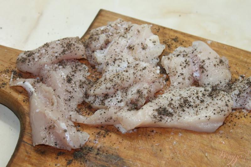 Фото приготовление рецепта: Куриные наггетсы в сырной панировке шаг №2