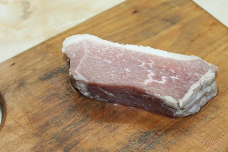 Фото приготовление рецепта: Фаршированная свинина сыром и беконом шаг №1