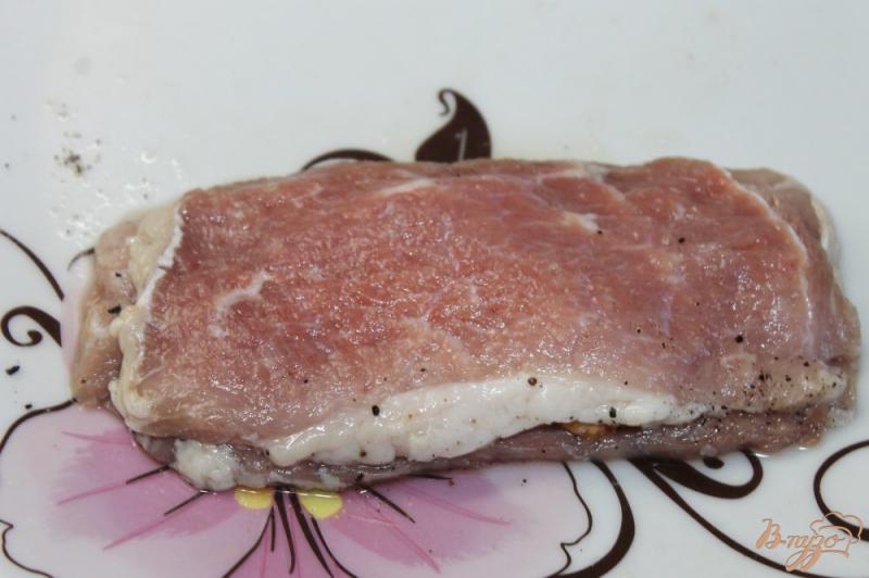 Фото приготовление рецепта: Фаршированная свинина сыром и беконом шаг №6