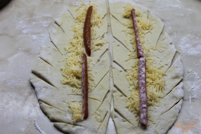Фото приготовление рецепта: Сырные палочки из дрожжевого теста с охотничьими колбасками шаг №5