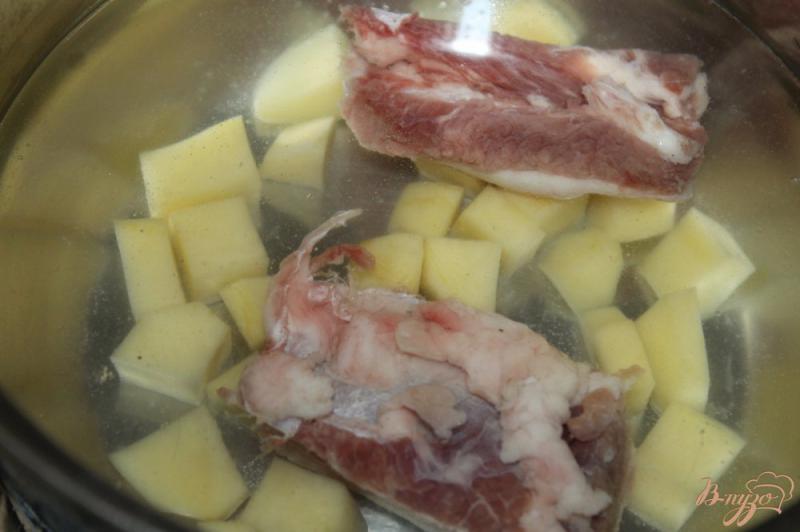 Фото приготовление рецепта: Суп из свиного ребра с зеленым горошком и щавелем шаг №2