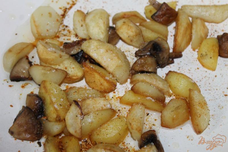 Фото приготовление рецепта: Хрустящий картофель по - деревенски с грибами и зеленью шаг №7