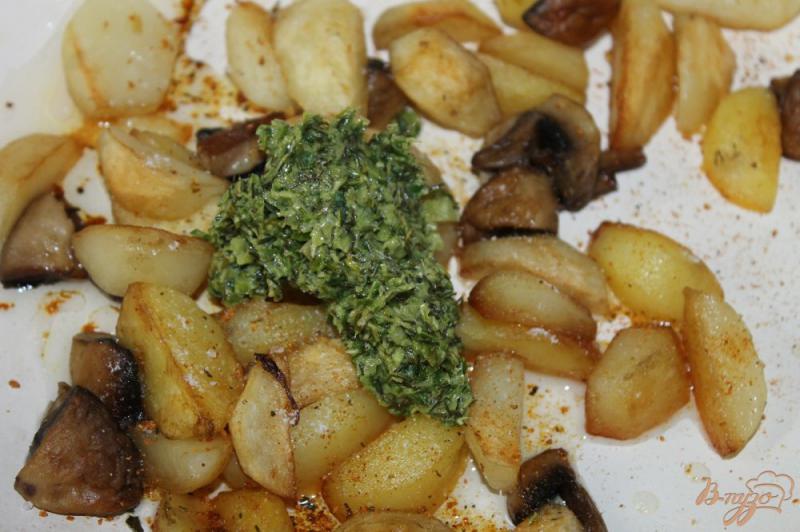 Фото приготовление рецепта: Хрустящий картофель по - деревенски с грибами и зеленью шаг №8