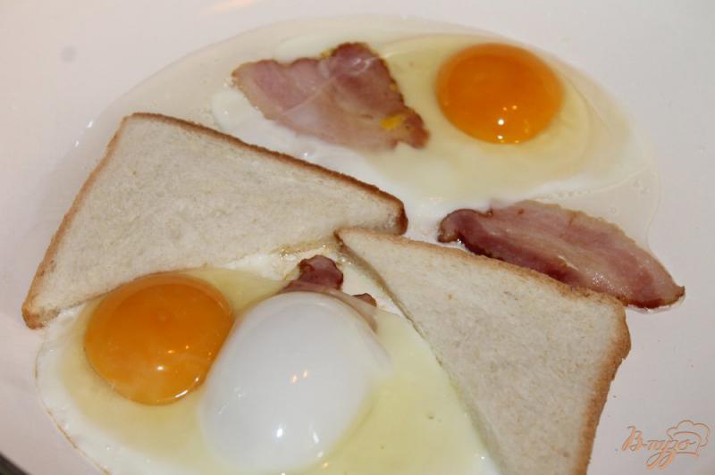 Фото приготовление рецепта: Цветная яичница на завтрак для любимого шаг №3