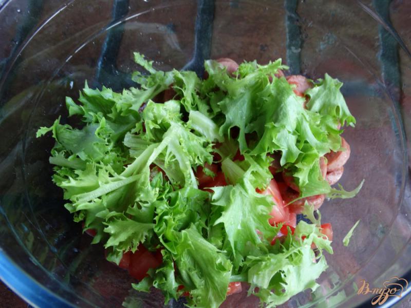 Фото приготовление рецепта: Салат с сосисками, помидорами и гренками шаг №4