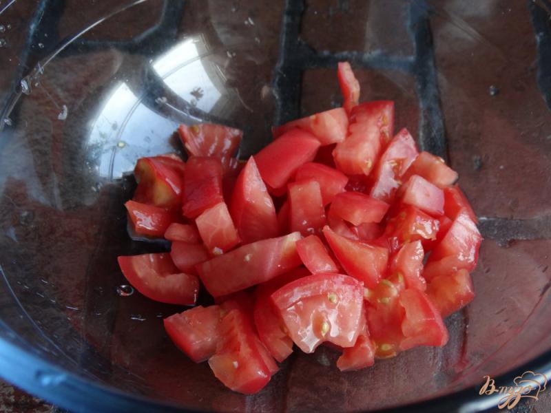 Фото приготовление рецепта: Салат с сосисками, помидорами и гренками шаг №2