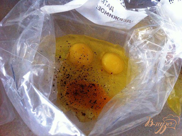 Фото приготовление рецепта: Омлет в пакете на завтрак шаг №1