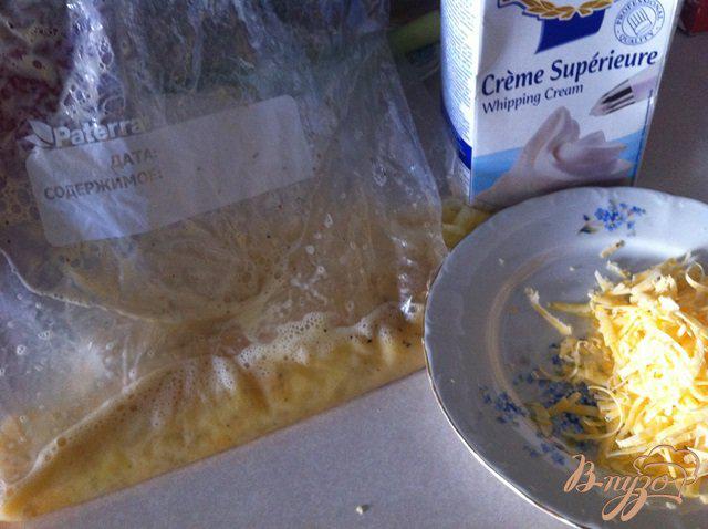 Фото приготовление рецепта: Омлет в пакете на завтрак шаг №2
