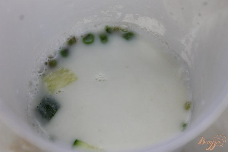 Фото приготовление рецепта: Сливочный суп - пюре из зеленого горошка и кабачка с сухариками шаг №5