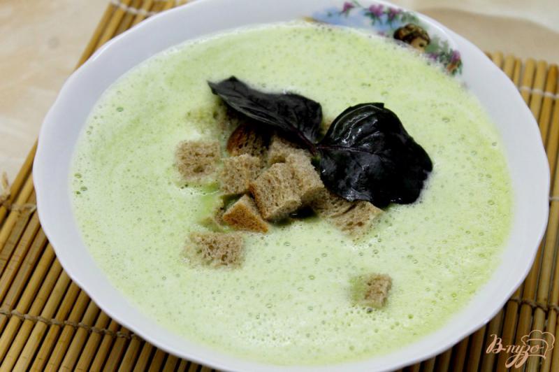 Фото приготовление рецепта: Сливочный суп - пюре из зеленого горошка и кабачка с сухариками шаг №6