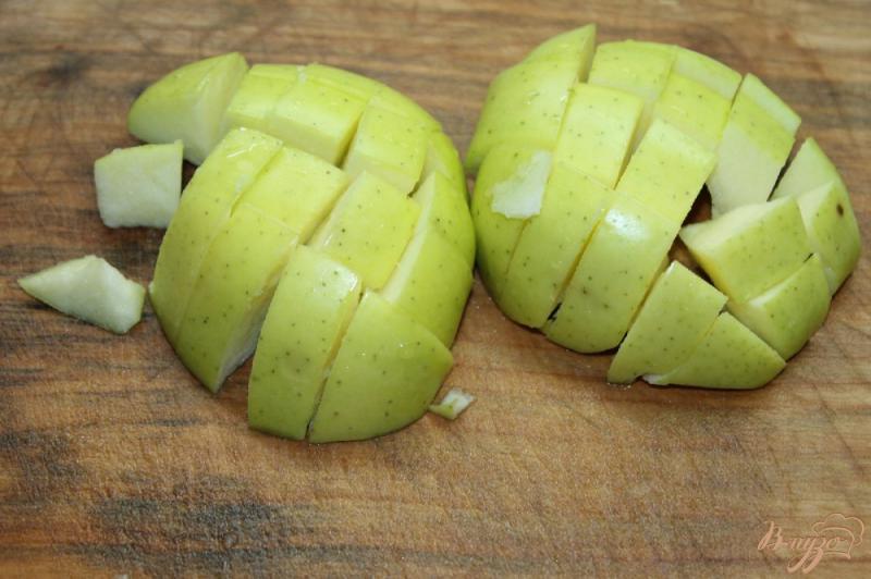Фото приготовление рецепта: Компот из крыжовника с зеленым яблоком, лаймом и мятой шаг №3