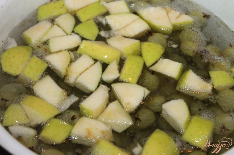 Фото приготовление рецепта: Компот из крыжовника с зеленым яблоком, лаймом и мятой шаг №4