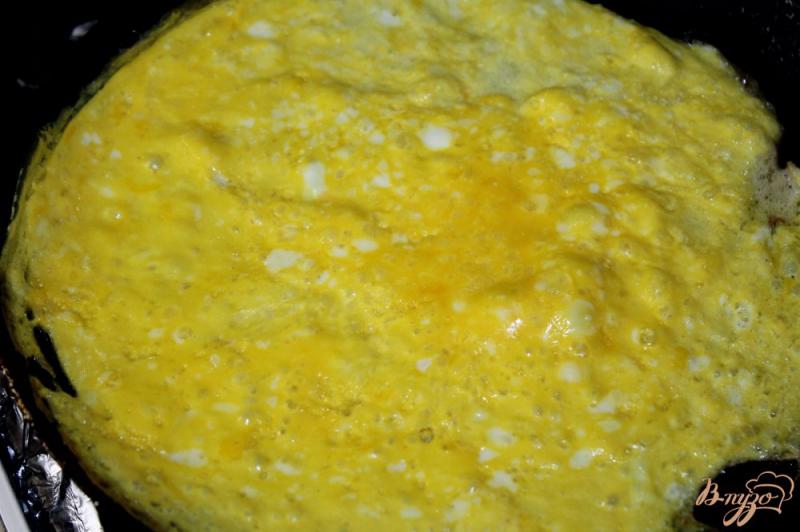 Фото приготовление рецепта: Салат с омлетом и курицей шаг №2