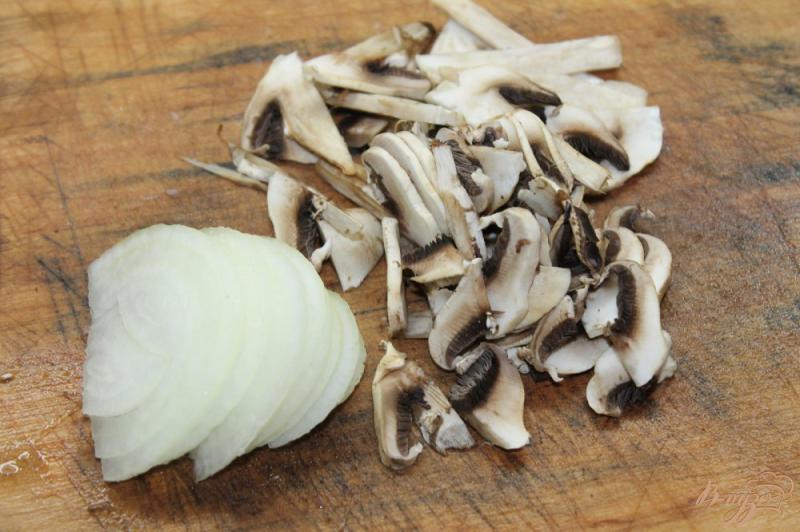 Фото приготовление рецепта: Фаршированное куриное филе грибами и сыром шаг №3