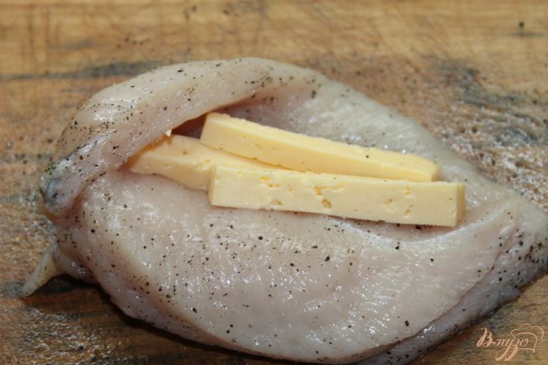 Фото приготовление рецепта: Фаршированное куриное филе грибами и сыром шаг №6