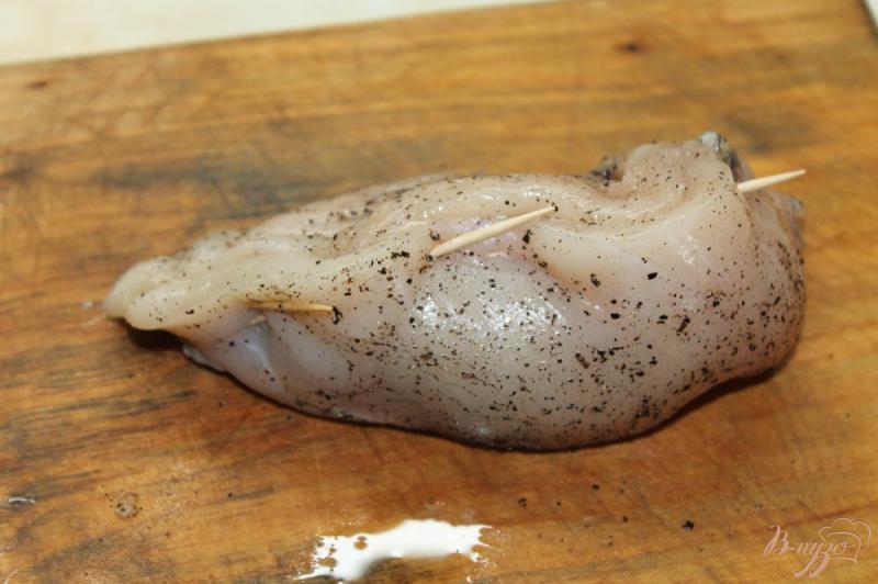 Фото приготовление рецепта: Фаршированное куриное филе грибами и сыром шаг №8