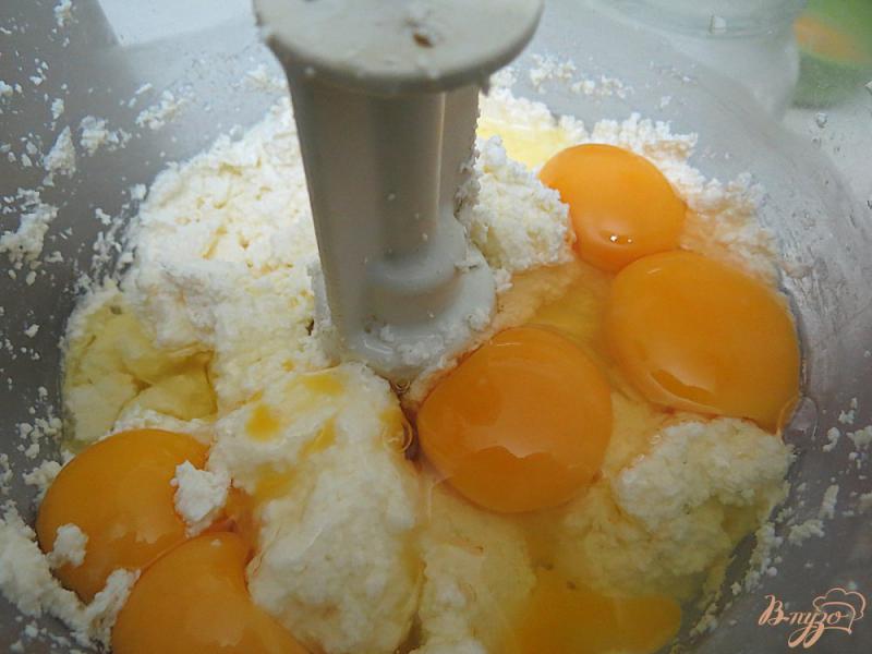 Фото приготовление рецепта: Сырник на завтрак шаг №2