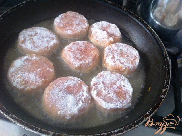 Фото приготовление рецепта: Лососевые котлетки для фишбургеров шаг №3
