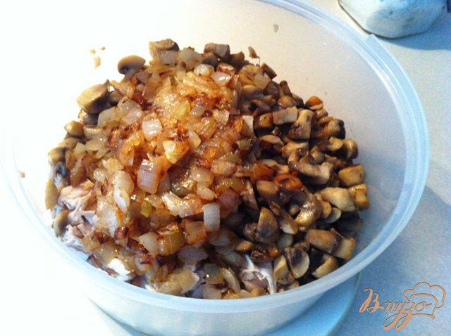 Фото приготовление рецепта: Салат птица с грибами шаг №6