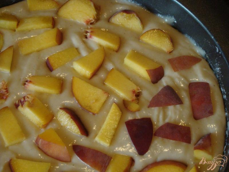 Фото приготовление рецепта: Сметанный пирог с персиками шаг №5